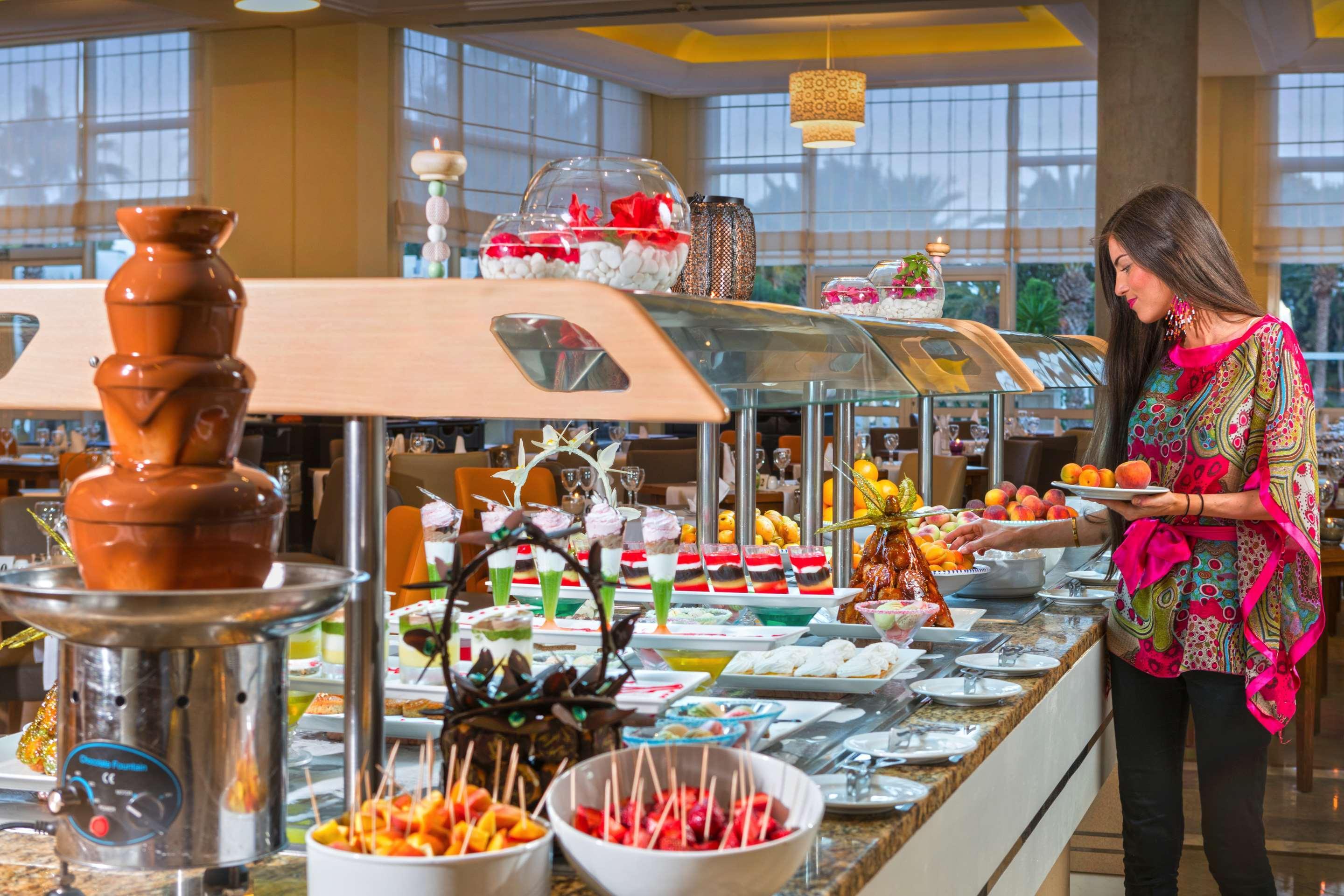 Steigenberger Marhaba Thalasso Hammamet Exterior foto A chocolate fountain at a buffet
